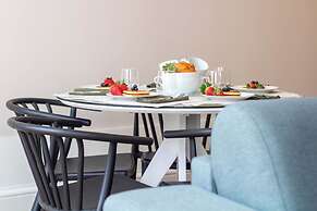 Entreparedes House