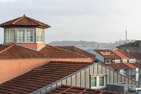 Entreparedes House