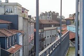 Entreparedes House