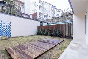 Entreparedes House