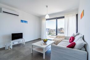 Maryam's 2-BR Apt. With Pool & Balcony in Larnaca