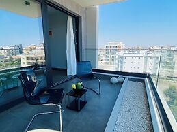Maryam's 2-BR Apt. With Pool & Balcony in Larnaca