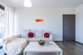 Maryam's 2-BR Apt. With Pool & Balcony in Larnaca