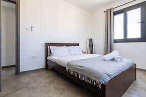 Maryam's 2-BR Apt. With Pool & Balcony in Larnaca