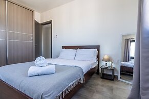 Maryam's 2-BR Apt. With Pool & Balcony in Larnaca