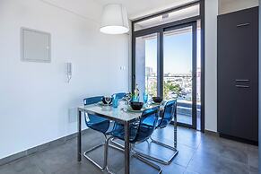 Maryam's 2-BR Apt. With Pool & Balcony in Larnaca