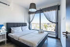 Maryam's 2-BR Apt. With Pool & Balcony in Larnaca