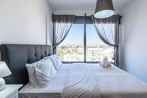 Maryam's 2-BR Apt. With Pool & Balcony in Larnaca