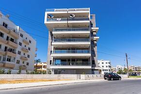 Maryam's 2-BR Apt. With Pool & Balcony in Larnaca