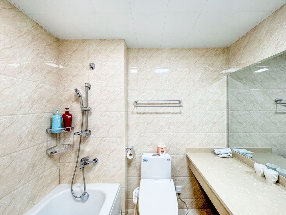 Tyms Gubei  2BR Apt near Gubei Road