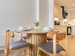 2 Bed Flat - Sleeps 4 - Parking - Wifi