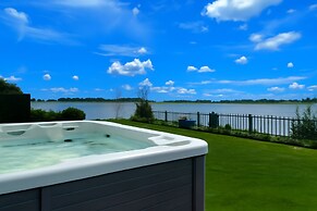 14p Riverfront Villa With Jacuzzi Dock Gameroom