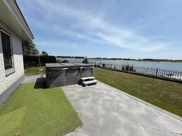 14p Riverfront Villa With Jacuzzi Dock Gameroom