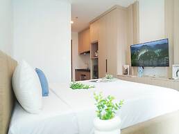 Comfy White Studio At Ciputra World 2 Apartment