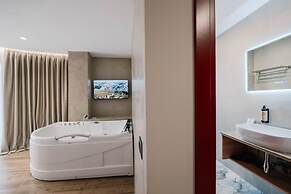 Ermes Deluxe Suite With Balcony