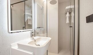 189/77 2BR Beachfront Seaview Pool Access