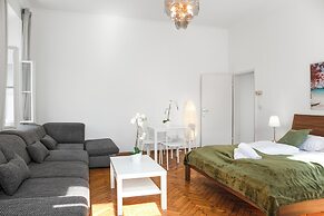 Spacious 2BR Apartment Long Stay Rennweg