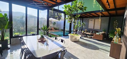 w Private 4BR Getaway With Pool Cinema