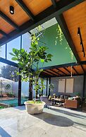 w Private 4BR Getaway With Pool Cinema