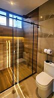 w Private 4BR Getaway With Pool Cinema