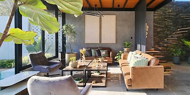 w Private 4BR Getaway With Pool Cinema