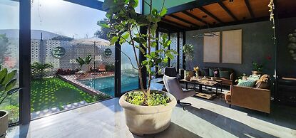 w Private 4BR Getaway With Pool Cinema