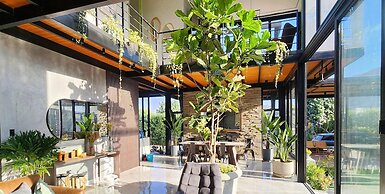 w Private 4BR Getaway With Pool Cinema