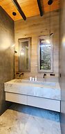 w Private 4BR Getaway With Pool Cinema