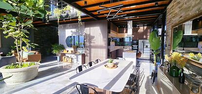 w Private 4BR Getaway With Pool Cinema