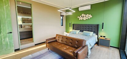 w Private 4BR Getaway With Pool Cinema