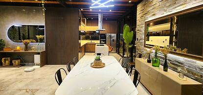 w Private 4BR Getaway With Pool Cinema