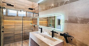 w Private 4BR Getaway With Pool Cinema