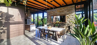 w Private 4BR Getaway With Pool Cinema