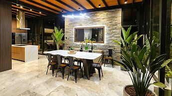 w Private 4BR Getaway With Pool Cinema