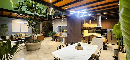 w Private 4BR Getaway With Pool Cinema