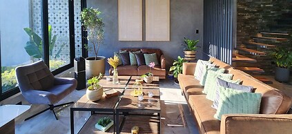 w Private 4BR Getaway With Pool Cinema