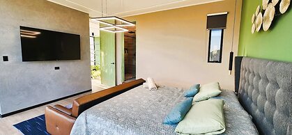 w Private 4BR Getaway With Pool Cinema