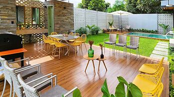 w Private 4BR Getaway With Pool Cinema