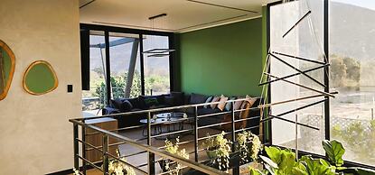 w Private 4BR Getaway With Pool Cinema