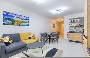 Designer Apartment Near Seafront Balcony Patio