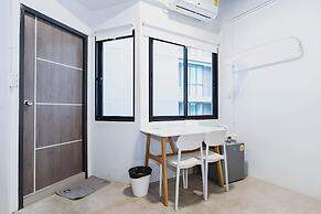 Yellow Place Sukhumvit Soi 2