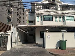 Yellow Place Sukhumvit Soi 2