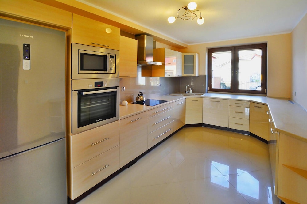Large Holiday Home, Private Garden