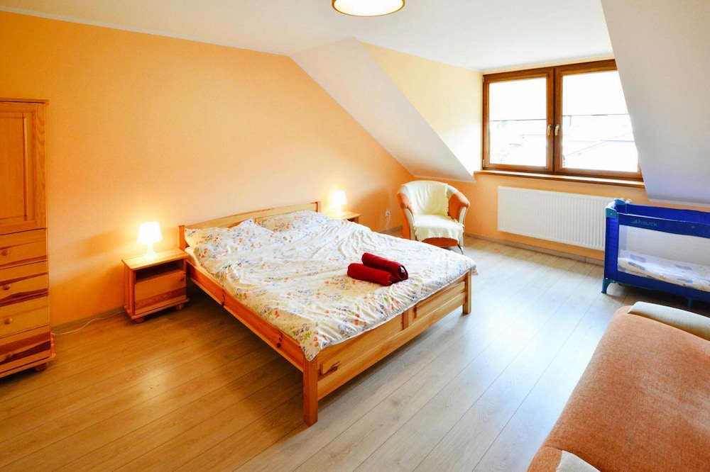 Large Holiday Home, Private Garden