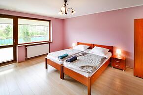 Large Holiday Home, Private Garden