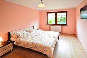 Large Holiday Home, Private Garden