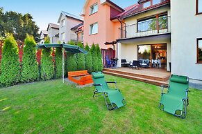 Large Holiday Home, Private Garden