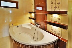 Large Holiday Home, Private Garden