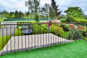 Large Holiday Home, Private Garden