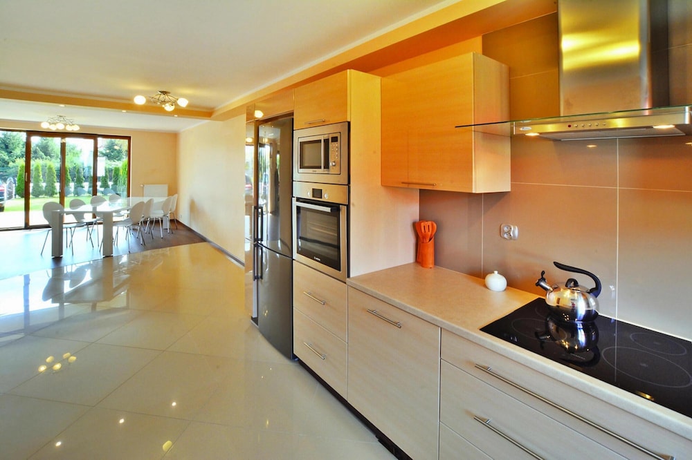 Large Holiday Home, Private Garden